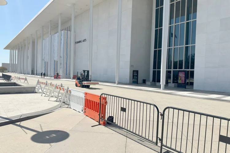 Fencing up around main Kennedy Center after vote to close it